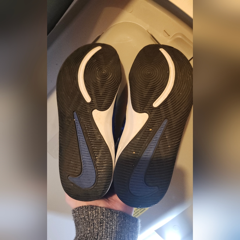 Nike TeamHustle Basketball Shoes 2Y - Picture 3 of 5
